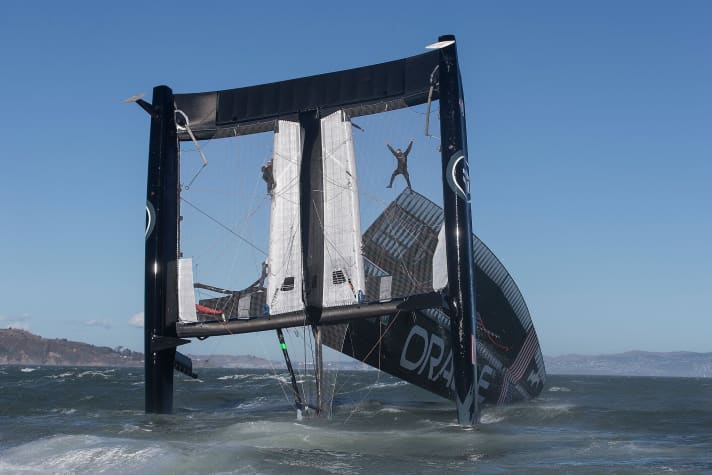   Oracle Team USA AC72 rovesciato