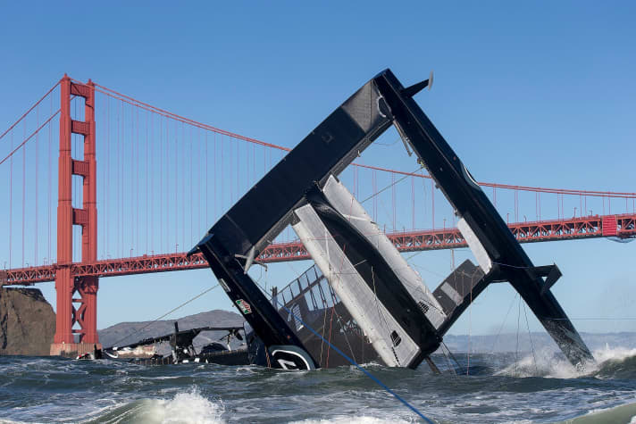   Oracle Team USA AC72 rovesciato