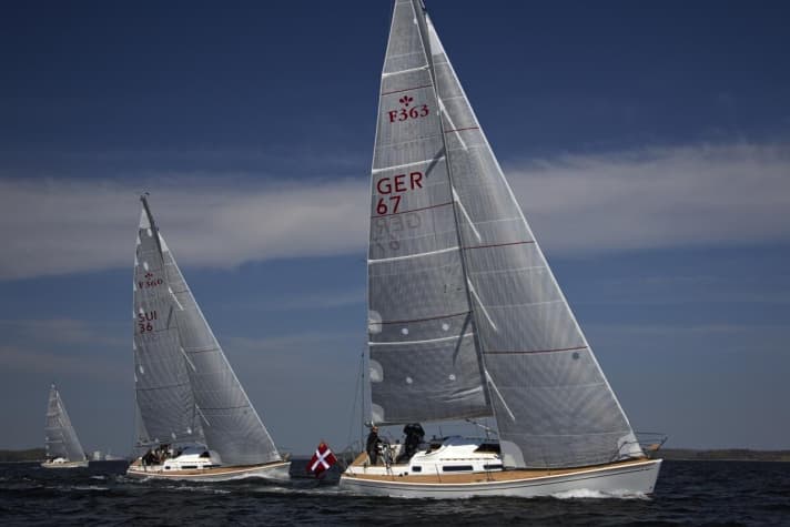   The sisters on the wind. The most striking distinguishing feature: the furling rig of the Faurby 360e. It is an owner's wish