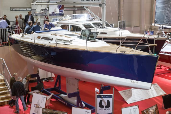   Die dunkelblaue Metallic-Lackierung funkelt im Scheinwerferlicht und steht der schlanken Luffe 3.6 sehr gut
