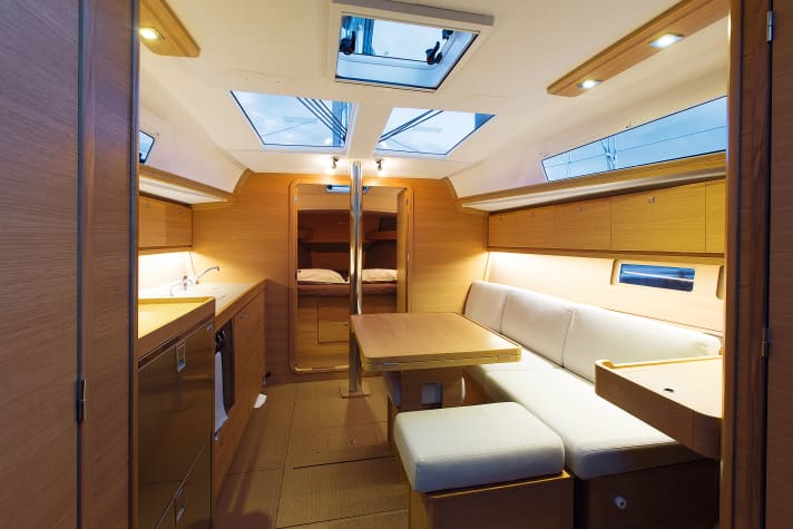   Le Dufour 382 Grand Large, avec son intérieur doté d'une longue kitchenette sur le côté