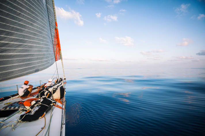   Nach 48 Stunden immer noch kein Wind. Tag 12 an Bord von Team Alvimedica