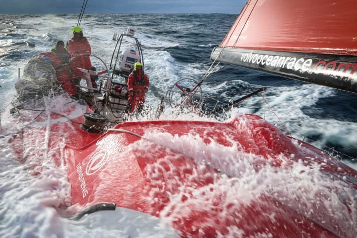   Die Etappe von Auckland nach Itajaí fordert Crews und Booten seit Tagen mit harschen Bedingungen alles ab. Jetzt brach der Mast auf Dongfeng 