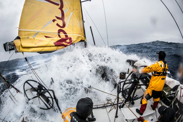   Durch die Welle. Leg 5 fordert viel von den Seglern