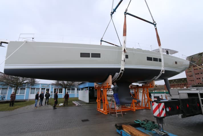  Das Flaggschiff: Die Hanse 675 mit riesigen Rumpffenstern und Hardtop