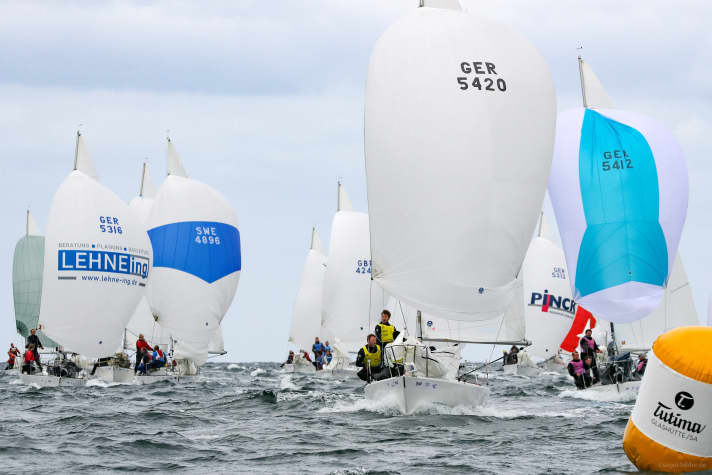   Die ersten Sieger kommen aus Hamburg: J24-Steuermann Tobias Feuerherdt und seine Crew haben sich den Kieler-Woche-Titel vorzeitig gesichert