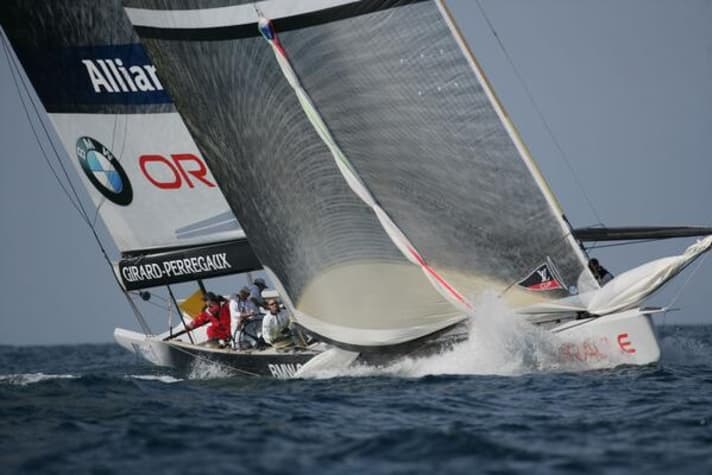   L'équipe de Larry Ellison, qui opère depuis longtemps sous le nouveau nom d'Oracle Team USA, était encore engagée dans la Coupe de l'America 2007 sous le nom de Team BMW Oracle Racing.
