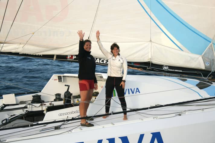   Dee Caffari (à g.) et Anna Corbella à bord de leur Open 60 "Aviva" dans la Barcelona World Race