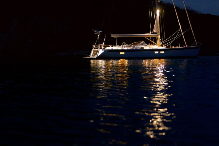   No hybrid, but power in every situation. A diesel generator provides comfort on board the HR 64