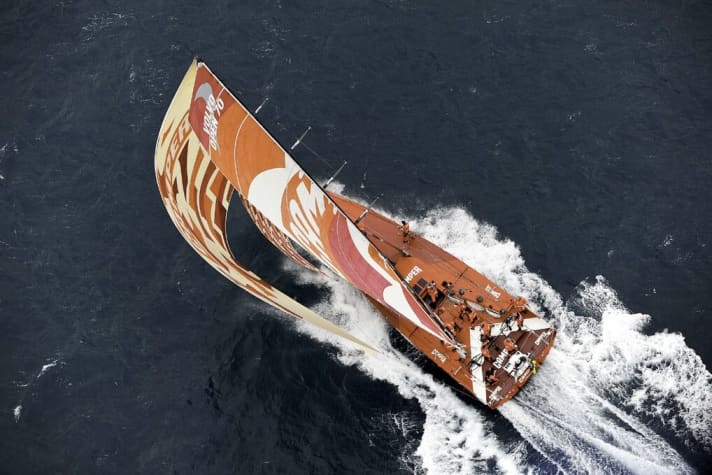   Kiwis step on the gas: "Camper" took the lead in the harbour, but then fell back