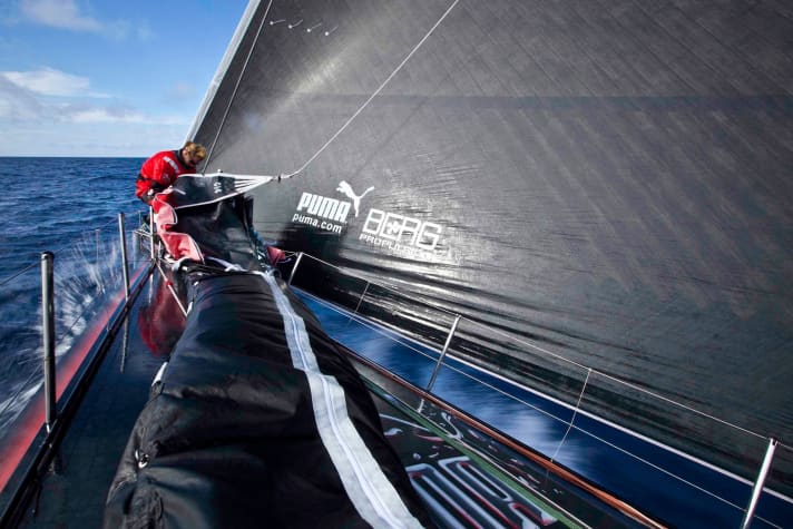   Il trinchetto tedesco: Michael Müller da Kiel che cambia la vela di prua su Puma Ocean Racing