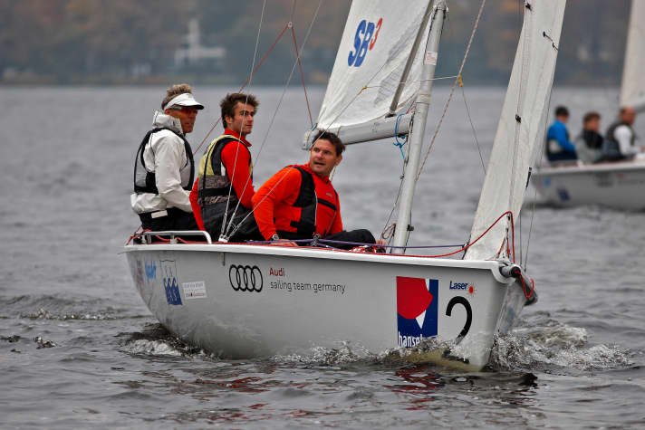   Jochen Schümann con lo skipper abituale Ingo Borkowski e Hannes Baumann al Campionato dei Campioni YACHT