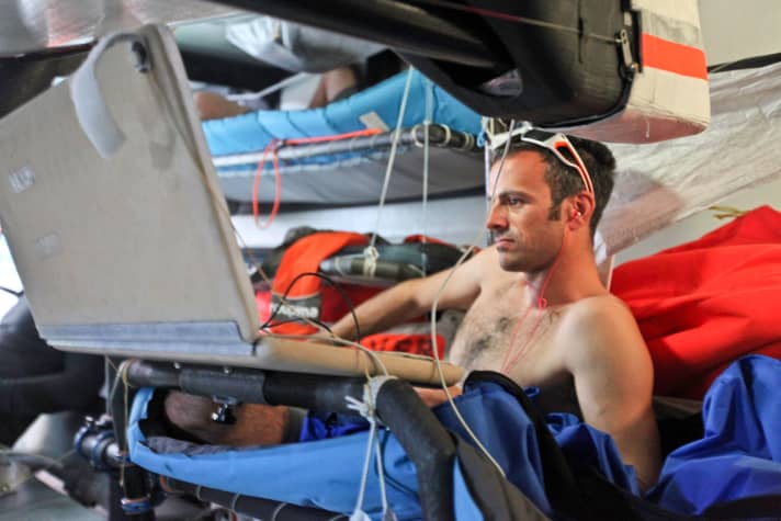  Viso lungo: Franck Cammas è visibilmente infelice per le sorti della sua squadra Groupama, che è scesa dal primo all'ultimo posto