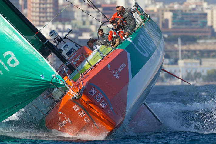   Une position extrême, comme ici par Groupama lors de la chute, rapproche l'impulseur de la surface de l'eau
