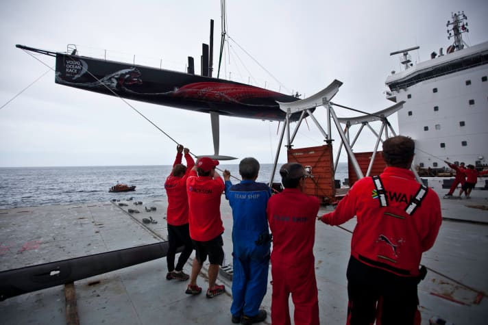   La nave di Puma viene issata sul ponte del "Team Bremen". Bene, perché finalmente si va avanti. Male, perché non ci sono punti per questo