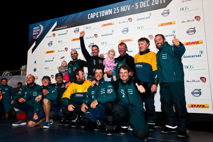   La meritata vittoria del Team Telefonica viene festeggiata al traguardo
