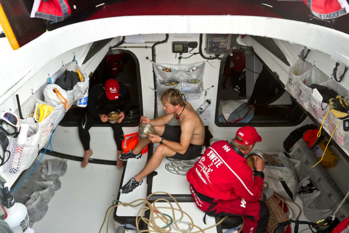   Pause casse-croûte : quand on voyage aussi bien que les Boys de Sanya, la nourriture des astronautes a aussi bon goût.