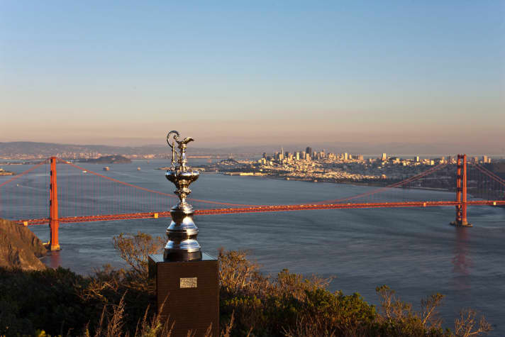   La vue de l'ouest vers le Golden Gate, la piste de course et San Fran