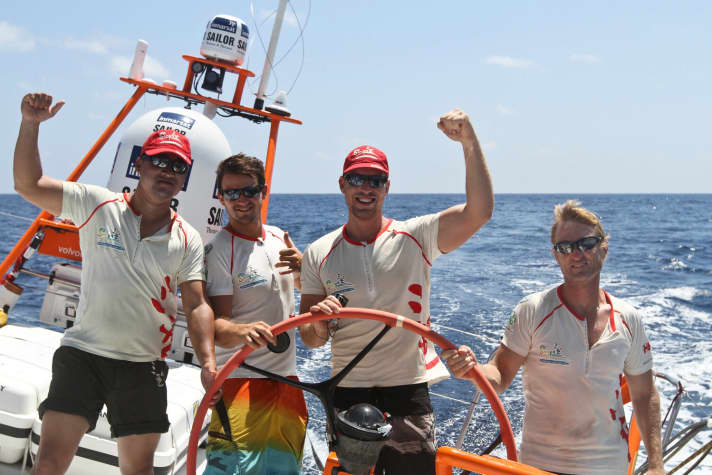   Ce l'abbiamo fatta! I velisti di Sanya hanno terminato la prima parte della seconda tappa in ritardo. Hanno ottenuto punti per questo, ma anche crediti per le sezioni non navigate...