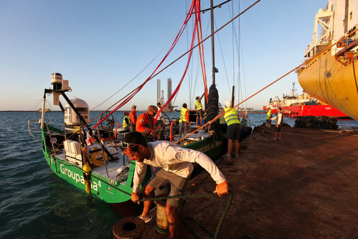   Chefsache: Auch Groupama-Skipper Franck Cammas legte beim Verladen Hand an