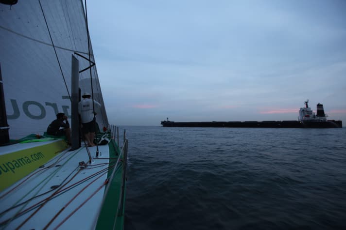   Le tonnage l'emporte : le trafic intense dû à la navigation professionnelle et aux petits bateaux de pêche a constamment entravé la progression des bateaux
