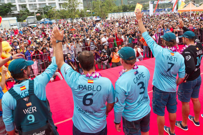   Bathing in the crowd: The Spanish winners present themselves to the large crowd in Sanya