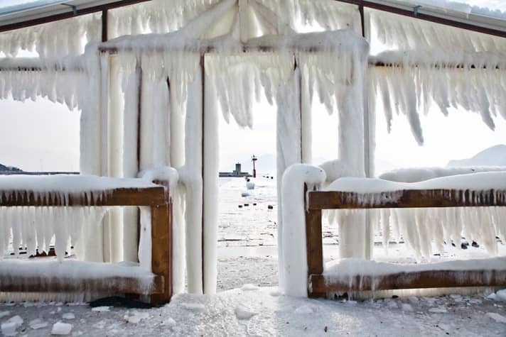   Les embruns gelés ont transformé cette porte du port de Baska en une œuvre d'art de glace presque féerique.