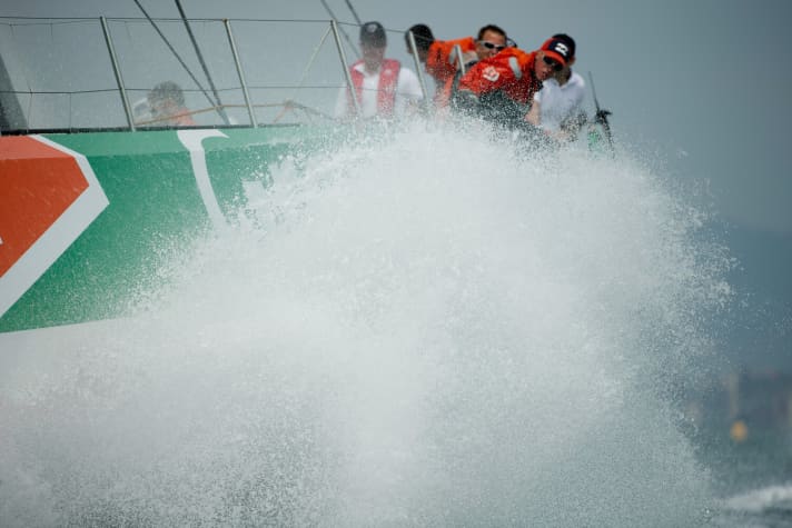   Les copeaux volent. Groupama montre aux invités ce qu'est le marteau lors de la course Pro-Am
