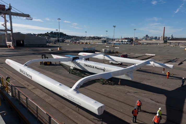   Giungla industriale di cemento: il Pier 80, nel sud della città, dove Oracle parcheggia l'enorme trimarano e ha la sua base, sarà anche la sede delle altre squadre