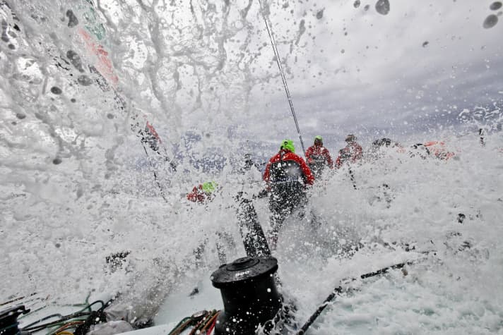   Wet and in front: Groupama tries to save the advantage and the lead to the finish in Auckland