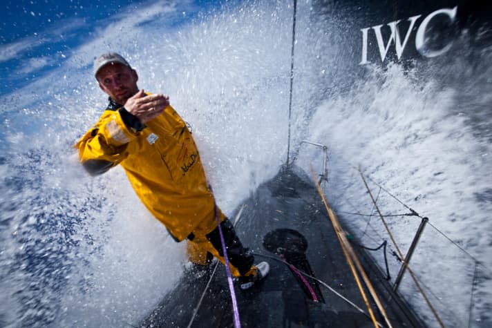   Tenir la droite, s'il vous plaît. Justin Slattery d'Abu Dhabi dirige le barreur pendant un changement de voile