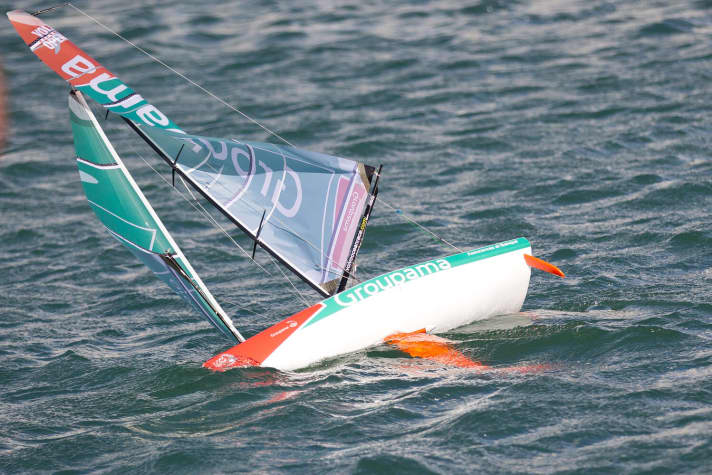   Groupama in difficoltà. Almeno la copia telecomandata durante una gara nel Viaduct Basin di Auckland.