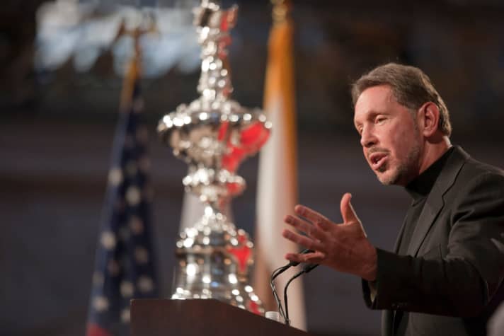   Il tifoso giapponese Ellison e la Coppa: ha perso una squadra con gli italiani dopo le modifiche al regolamento, e ora ne sta guadagnando una con i giapponesi