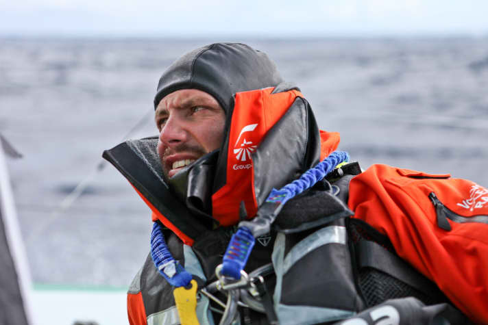   Seemann, unrasiert: Groupamas Martin Stromberg beim Trimmen des Vorsegels