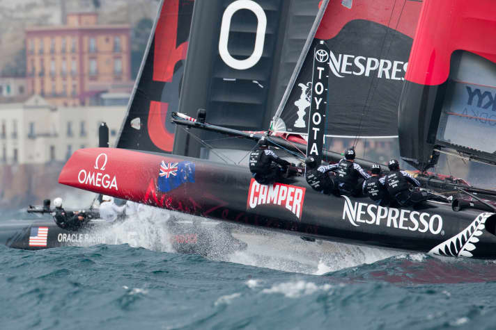   Hochkarätig und in Führung: Team New Zealand, wo Dean Barker und Glen Ashby (1. u. 2. v. r.) die Fäden ziehen