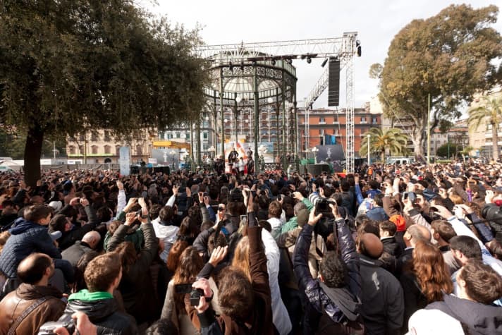   Joy in Naples: Things didn't go well in football, but all the better in sailing