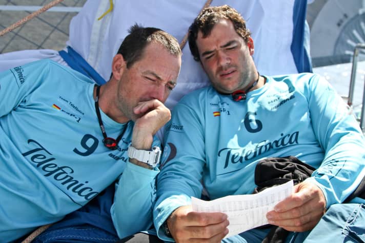   Searching for wind: Telefonica's skipper Iker Martinez (l.) gets advice from Pablo Arrate