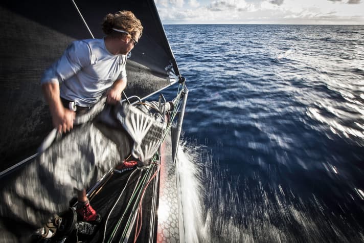   Michi Müller, la contribution de l'Allemagne à la course, se prépare à changer de voile sur Puma