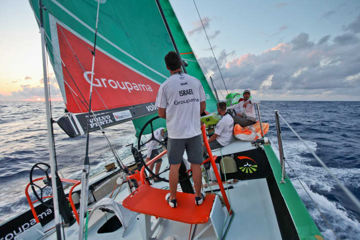  Vorn weg: Groupama segelt in Richtung Norden, wo's bald ungemütlich wird