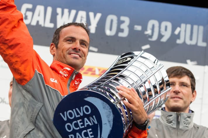   Groupama-Skipper Franck Gammas mit dem Pokal des elften Volvo Ocean Race