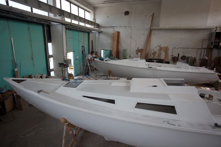   Deck alternatives on the Sudar: at the back the new shape with large cockpit, at the front the classic version