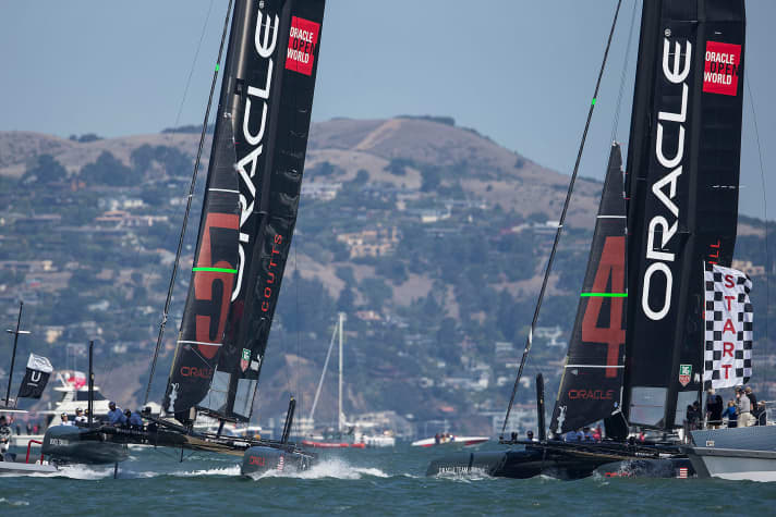   Il momento della verità. Spithill (a destra) è costretto a prendere quota alla partenza del match race per raggiungere la linea, mentre Coutts si allontana in velocità.