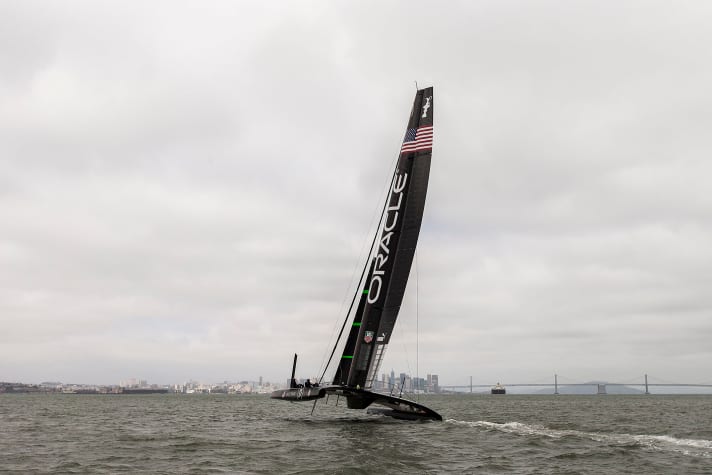   Voyage inaugural d'USA 17 sur la baie de South San Francisco