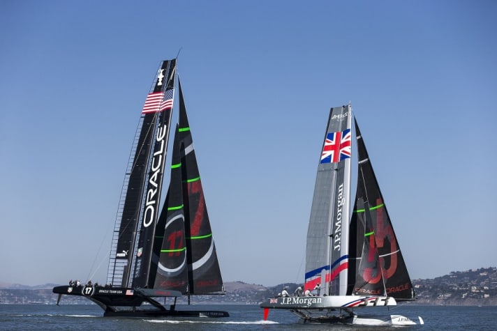   Comparaison des tailles de l'AC45 (à droite) et de l'AC72