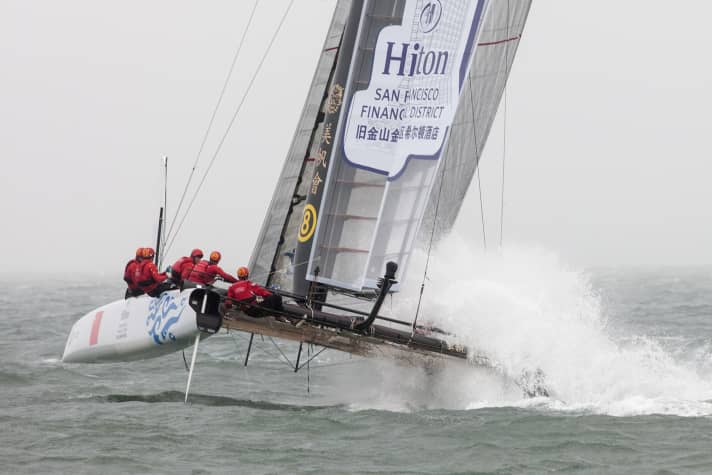   Per una volta non in fondo: China Team ha sorprendentemente sconfitto Luna Rossa, ma la rottura dell'ala ha chiuso la giornata anzitempo