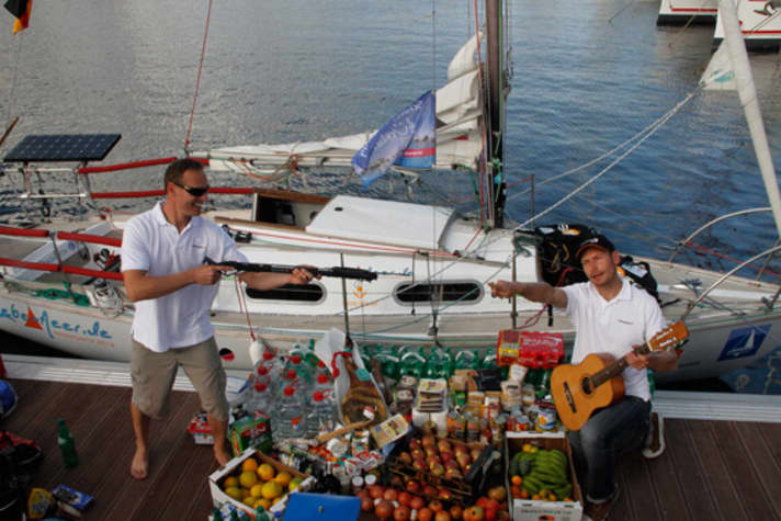   Kurreck (à g.) et Wolf ravitaillent leur Shark