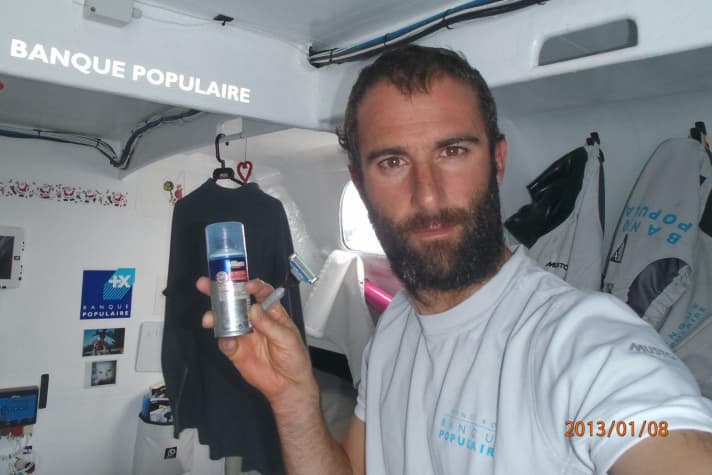   La barba va tolta: Armel Le Cléac'h prima della rasatura in mare