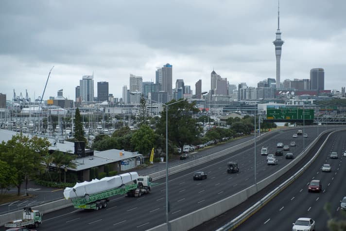   Consegna del secondo AC72 alla base del team di Auckland