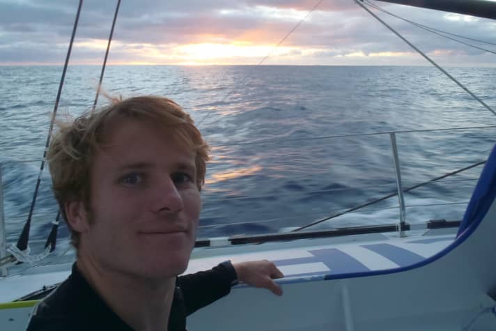   François Gabart si gode lo sprint finale al tramonto