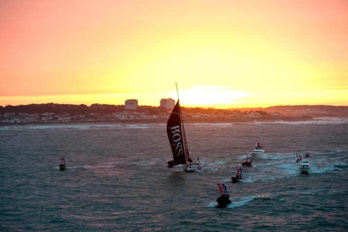   Alex Thomsons mit seiner "Hugo Boss" bei der Ankunft in Les Sables d'Olonne